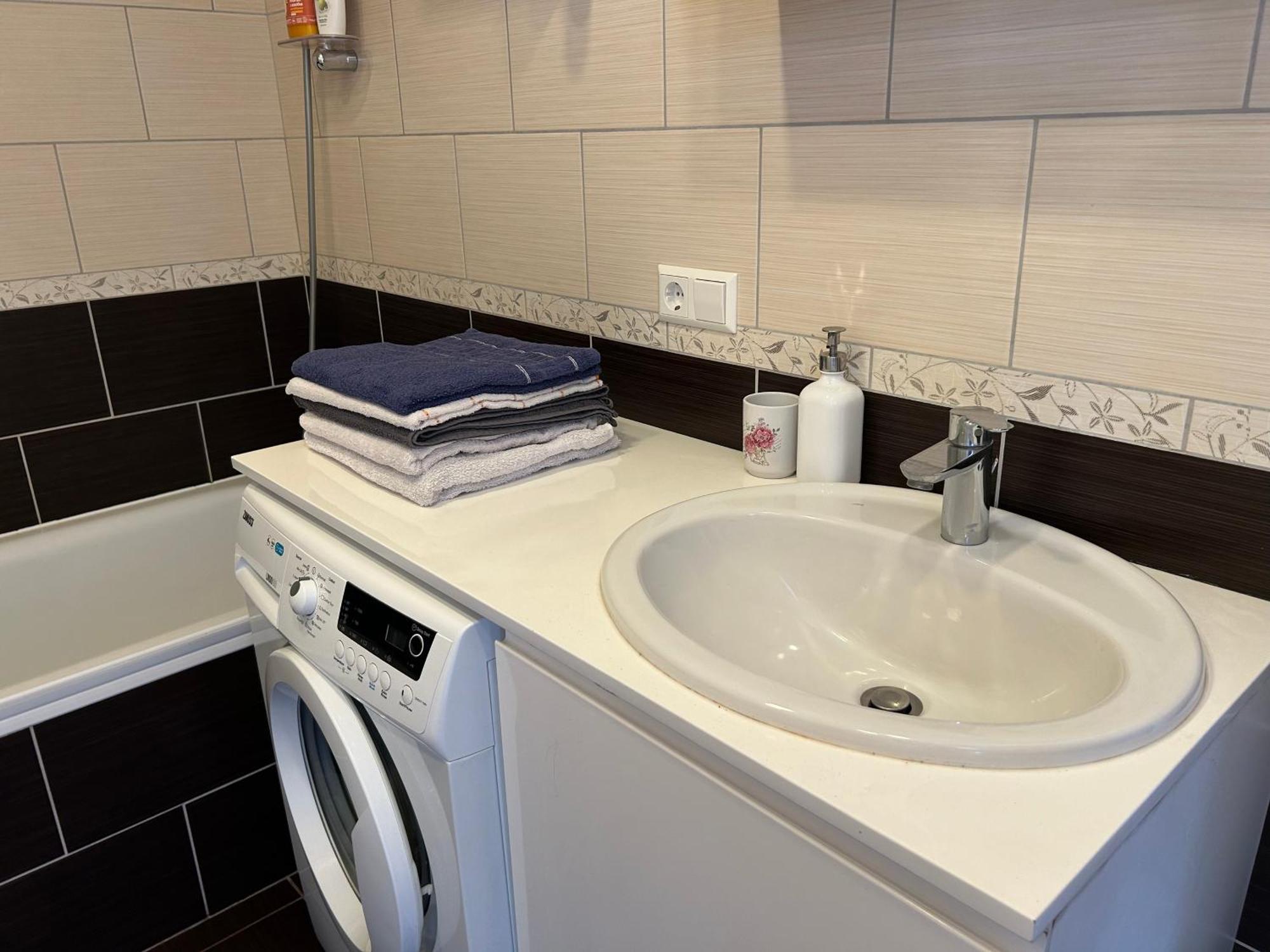 Your Home - Spacious Apartment In City Center, With Balcony & Self Check-In 维尔纽斯 外观 照片